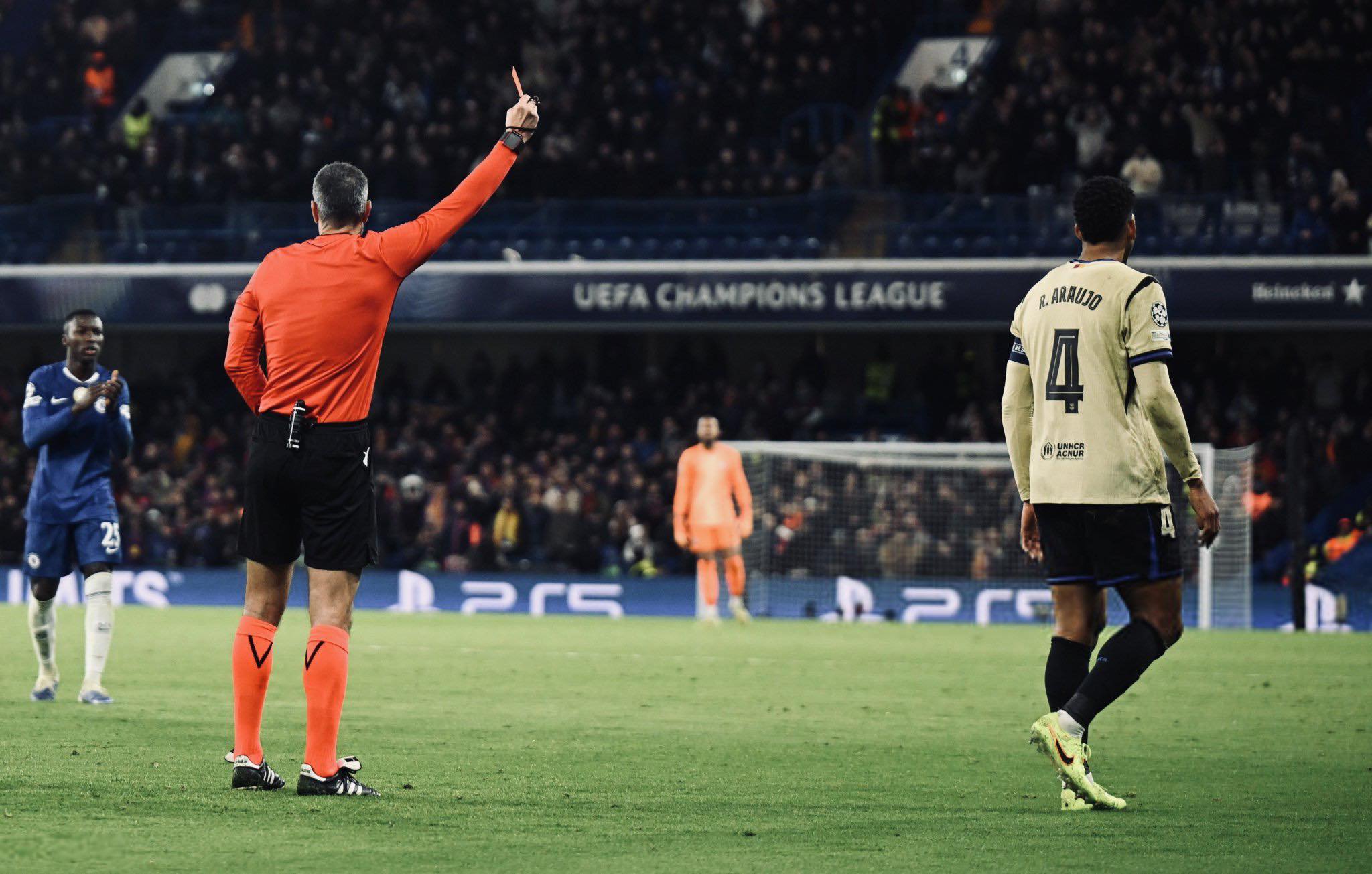 Ronald Araujo nhận thẻ đỏ trong trận đấu với Chelsea