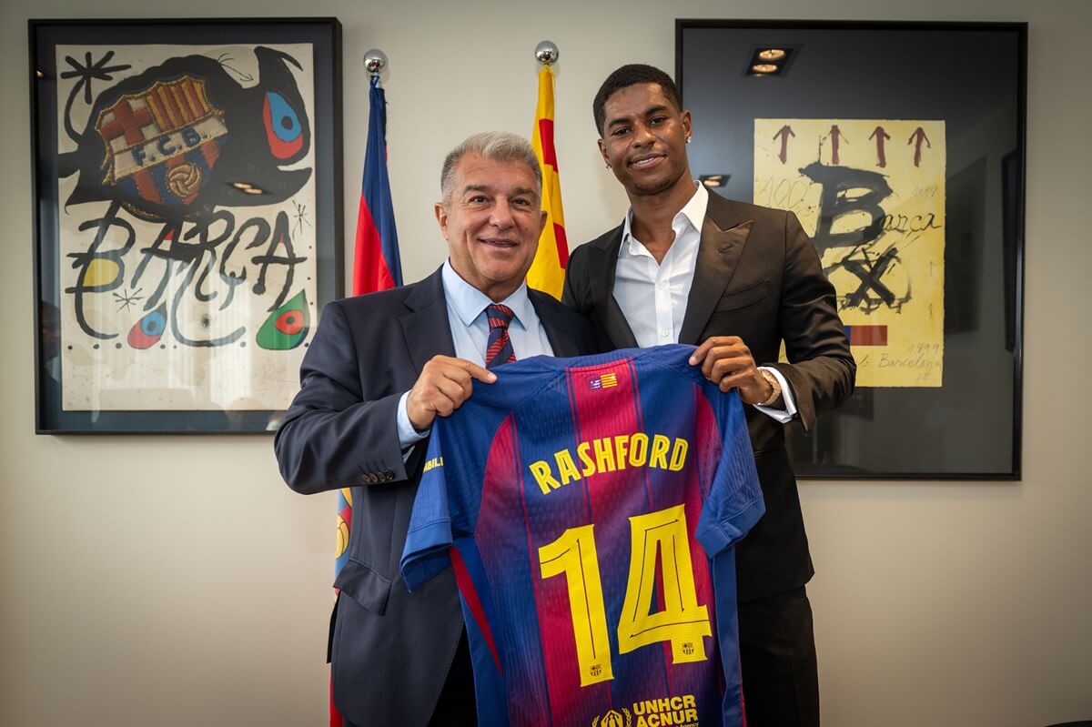 Marcus Rashford chụp ảnh cùng Chủ tịch Joan Laporta