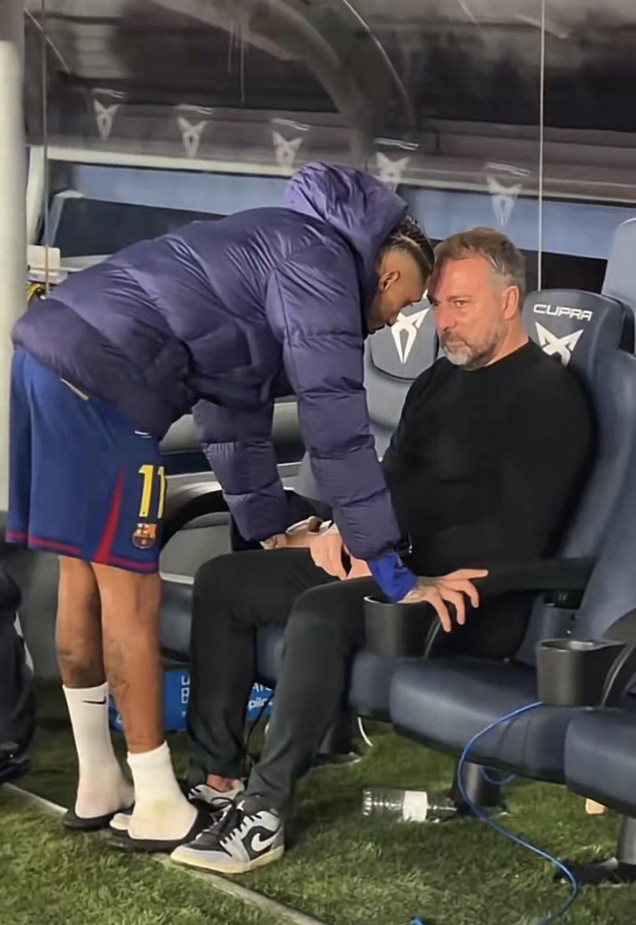 Raphinha trò chuyện với HLV Hansi Flick trong trận đấu với Alaves