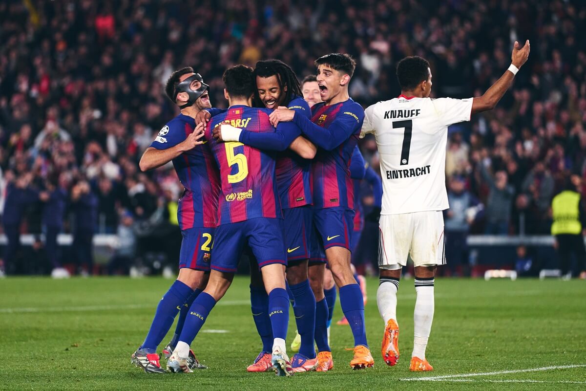 Cú đúp của Jules Kounde giúp Barça ngược dòng trước Eintracht Frankfurt