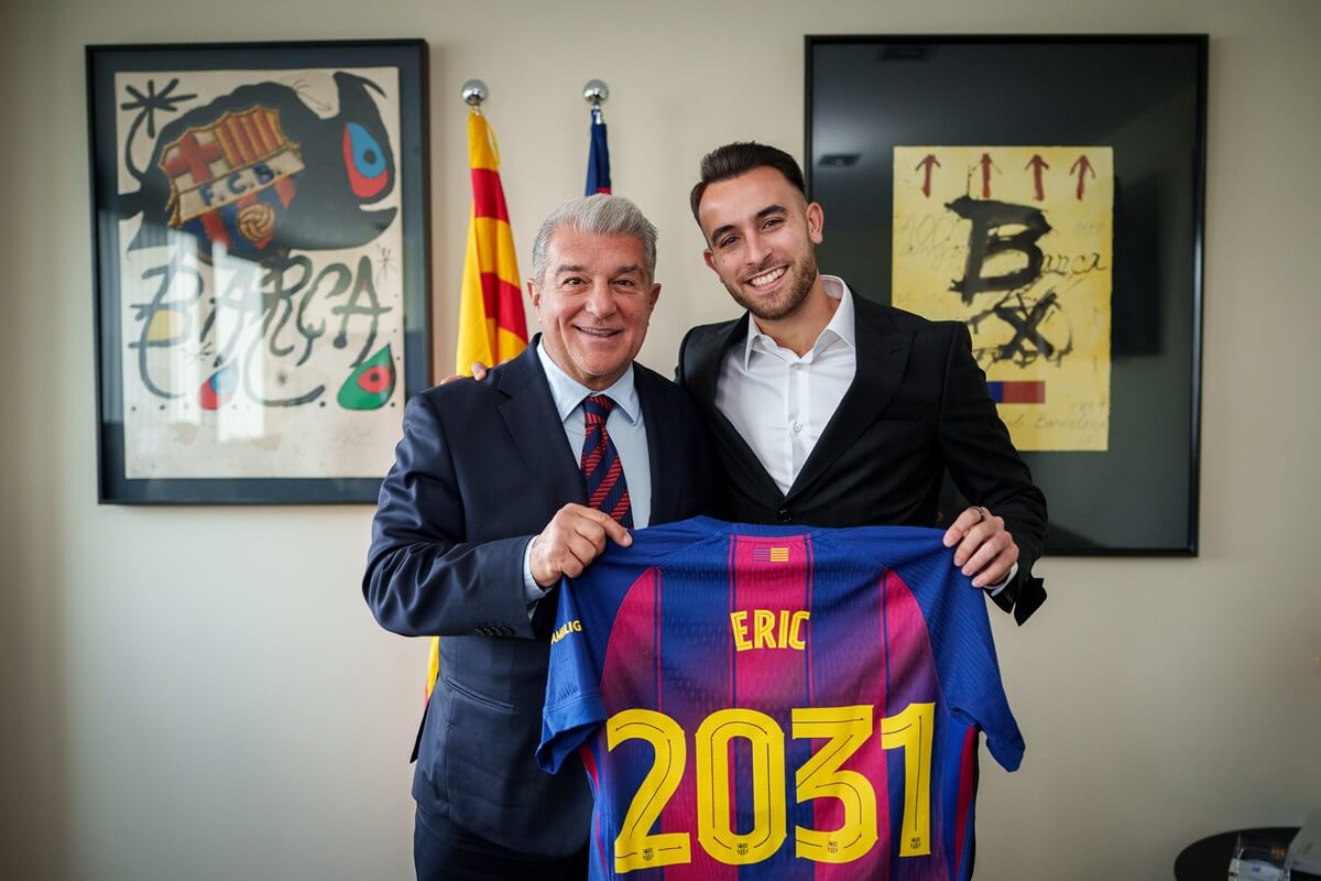 Eric Garcia chụp ảnh kỉ niệm cùng Chủ tịch Joan Laporta