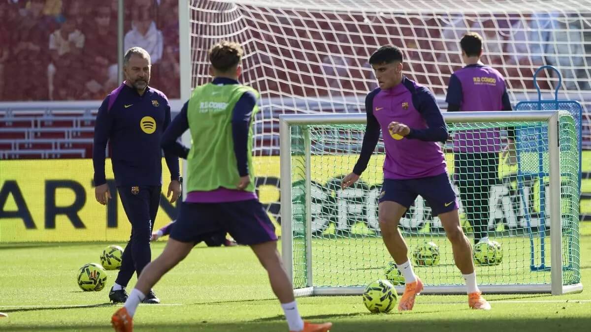 HLV Hansi Flick theo dõi Gerard Martin tập luyện