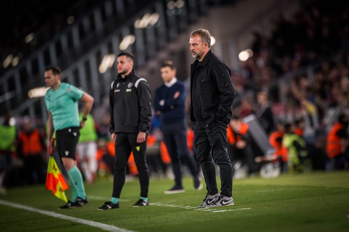 Hansi Flick trong trận đấu với Osasuna