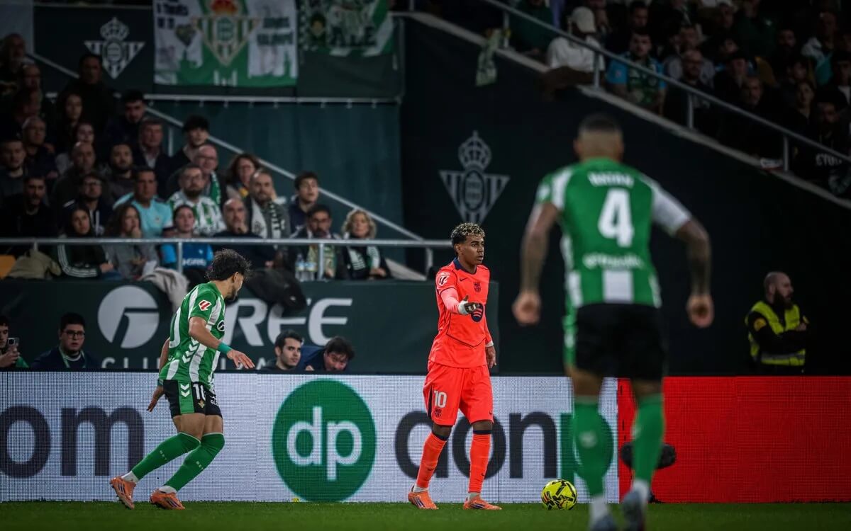 Lamine Yamal trong vai trò hộ công ở trận Real Betis