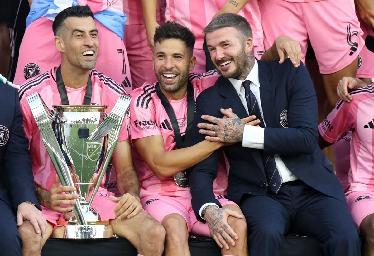Sergio Busquets và Jordi Alba ăn mừng chiếc cúp với Chủ tịch CLB David Beckham