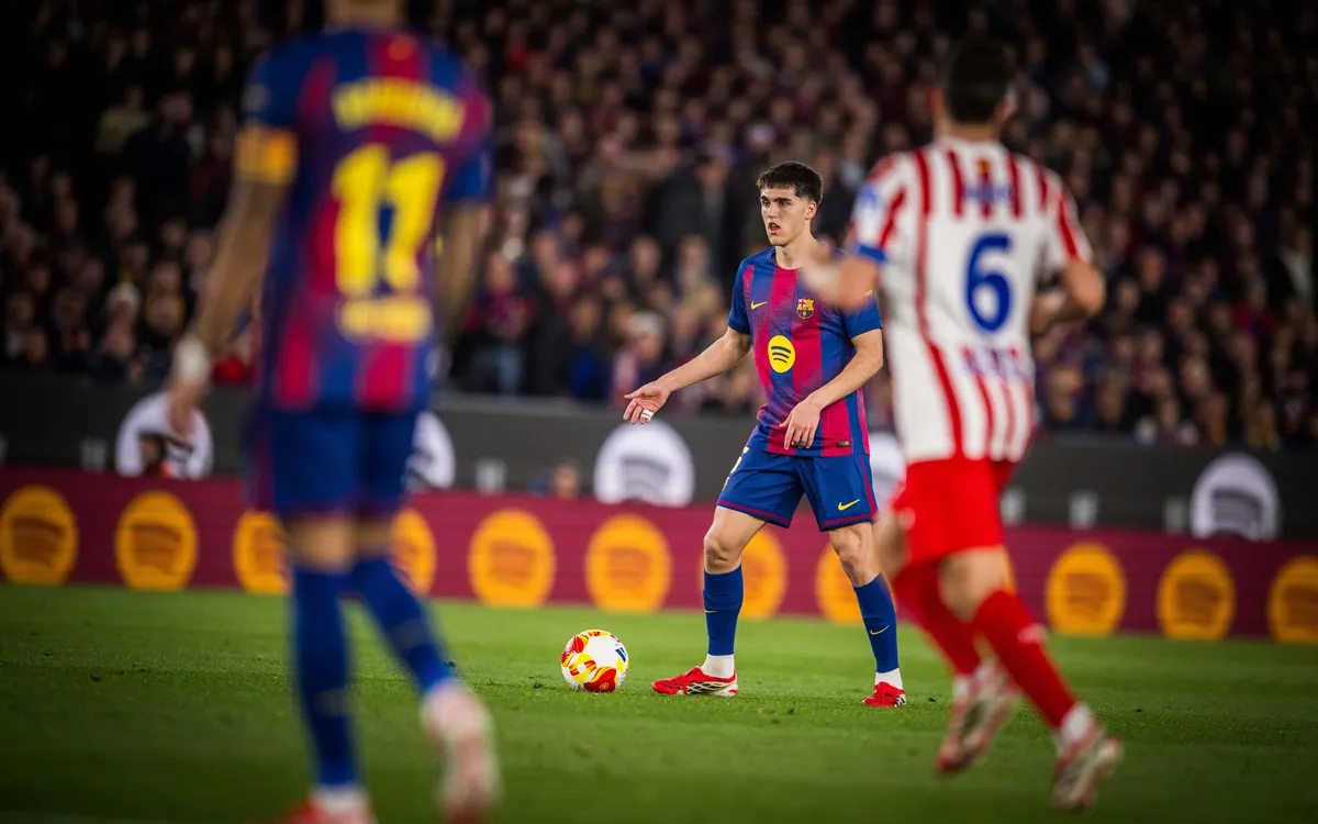 Pau Cubarsi trong trận đấu với Atletico Madrid