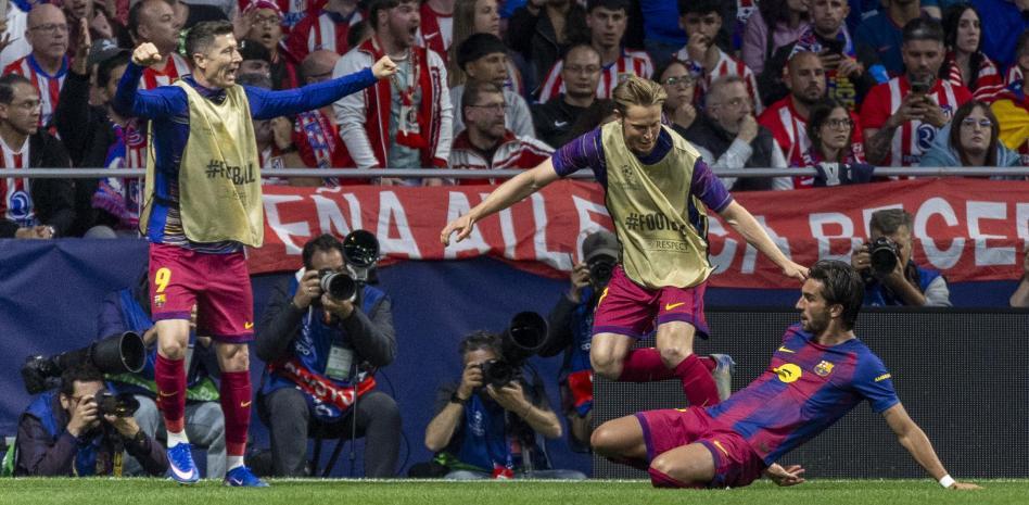Ferran Torres ăn mừng bàn thắng nhưng bị VAR từ chối