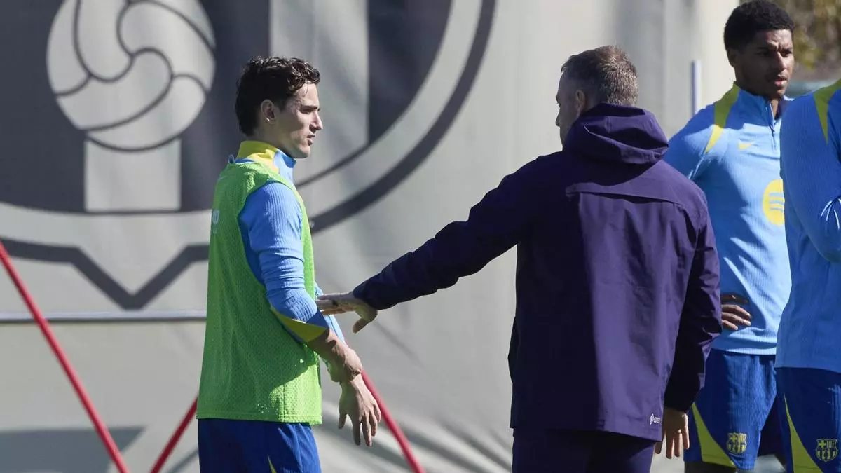 Hansi Flick trao đổi với Gavi trong buổi tập