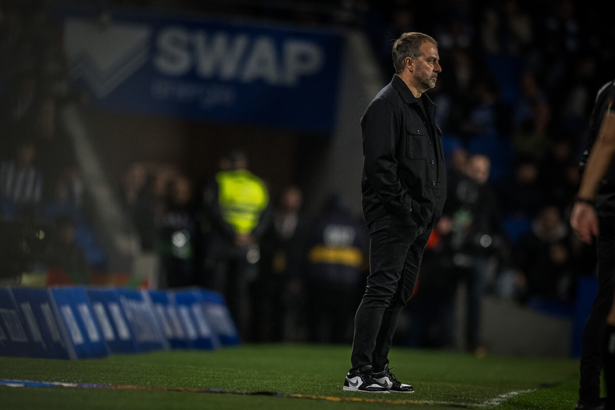 Hansi Flick: "Chúng tôi xứng đáng thắng, nhưng bóng đá quá nghiệt ngã"