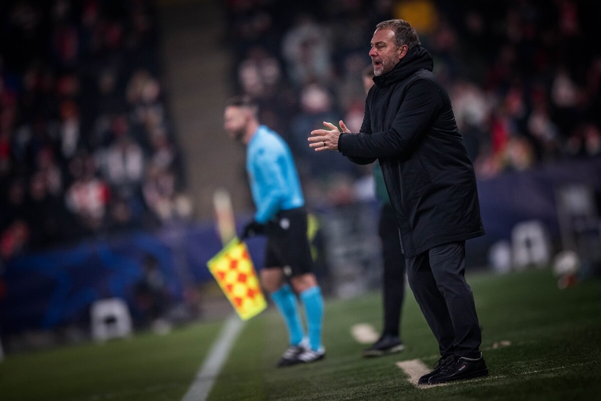 HLV Hansi Flick chỉ đạo ngoài đường biên trong trận gặp Slavia Prague