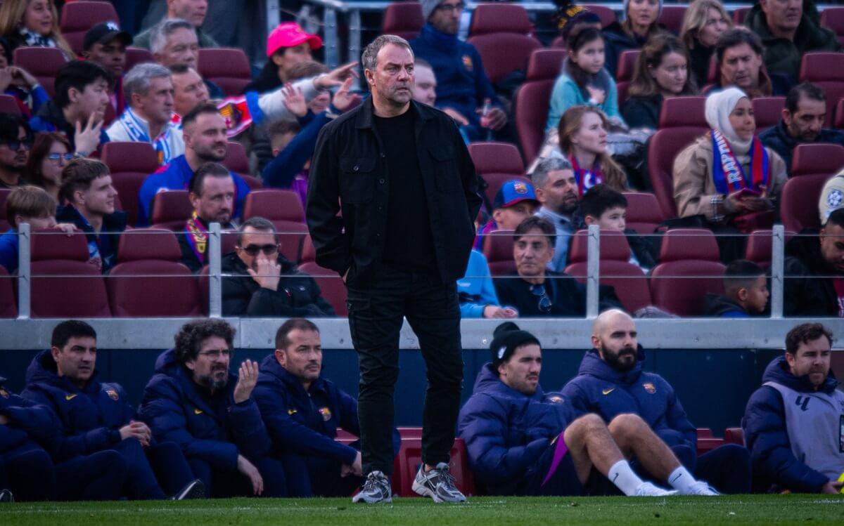 HLV Hansi Flick bên ngoài sân trận gặp Real Oviedo