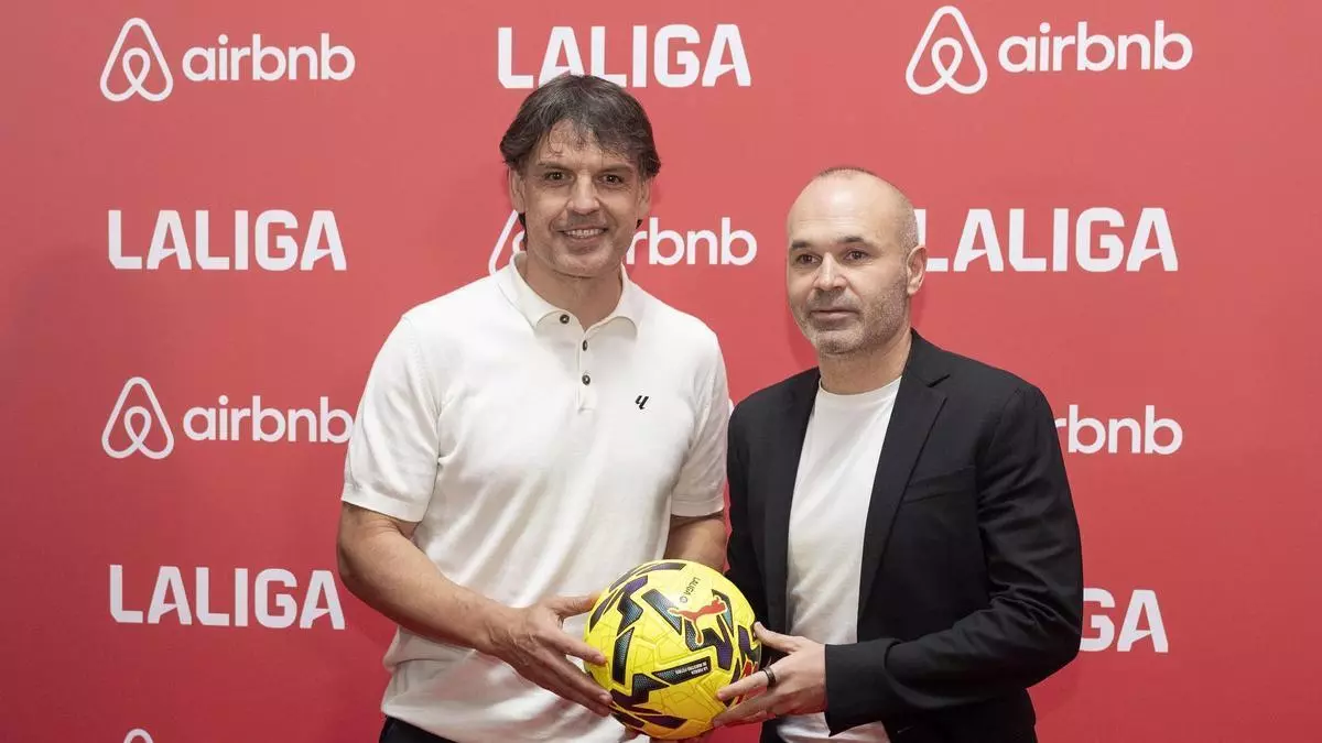 Fernando Morientes và Andrés Iniesta tại sự kiện của LaLiga và Airbnb.