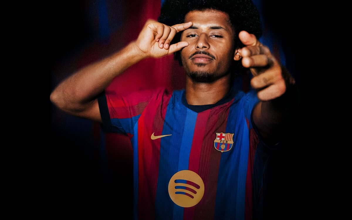 FC Barcelona ký hợp đồng với Karim Adeyemi