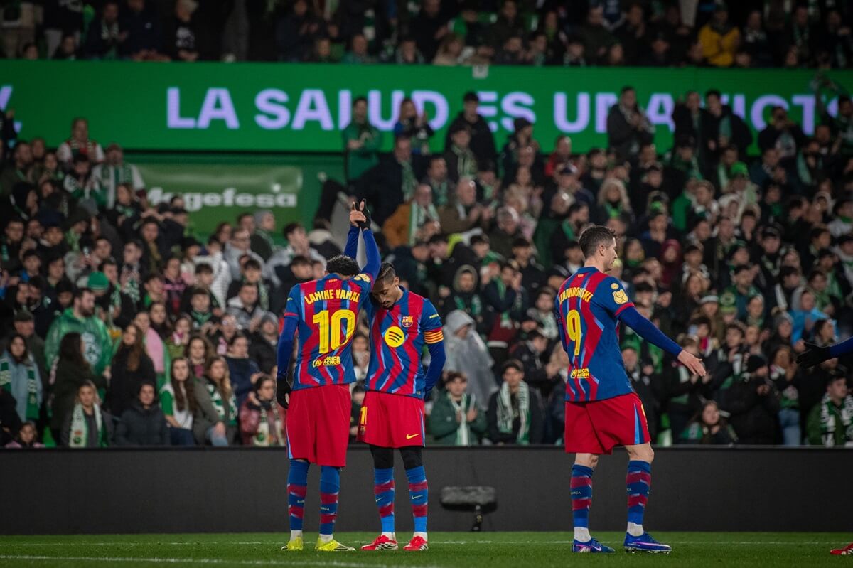 Lamine Yamal ăn mừng bàn thắng cùng Raphinha trong trận gặp Racing Santander