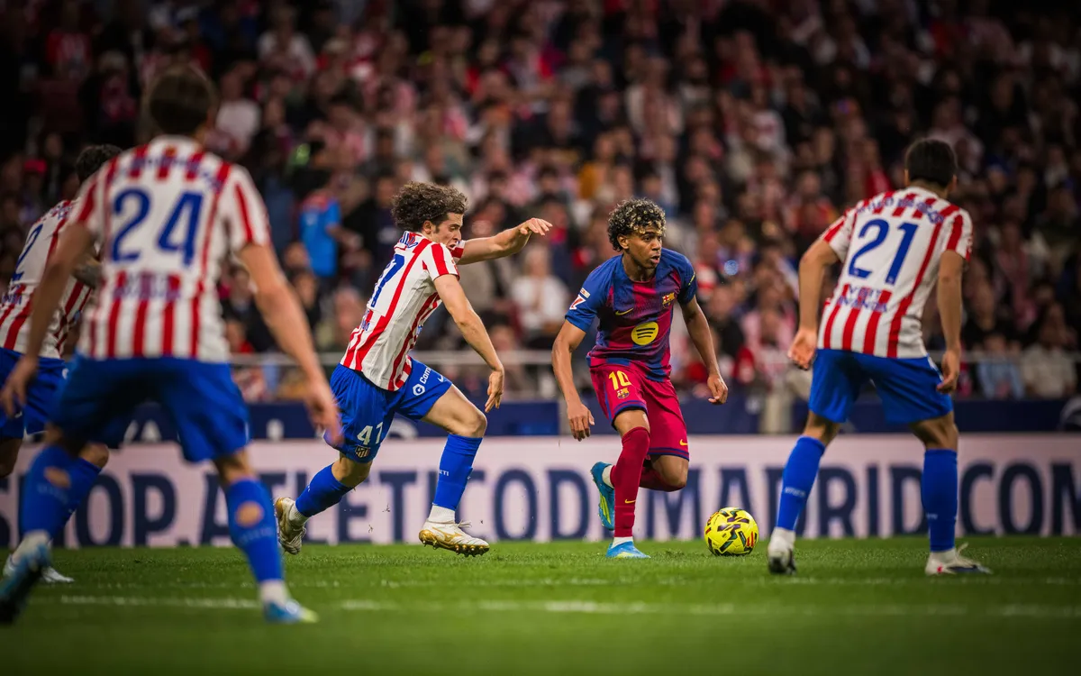 Lamine Yamal giữa vòng vây các hậu vệ Atletico Madrid