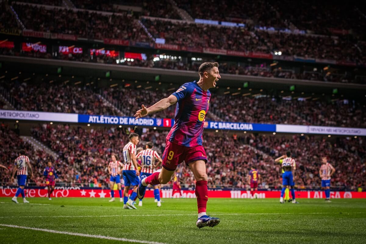 Lewandowski ăn mừng bàn thắng ấn định tỷ số trước Atletico Madrid