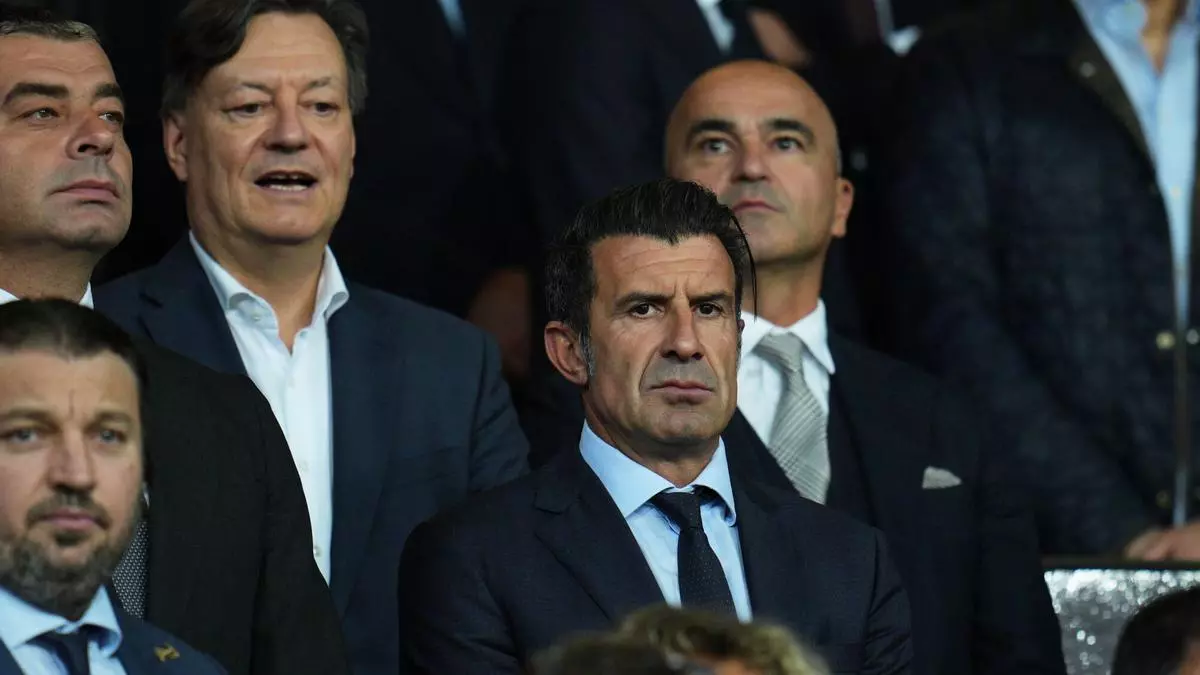 Luis Figo xuất hiện trên sân Montjuic