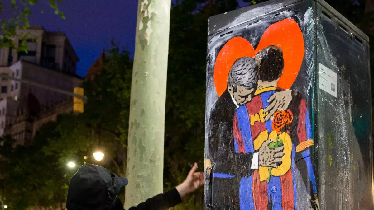 Hình vẽ Joan Laporta ôm Messi trên bốt điện ở Barcelona