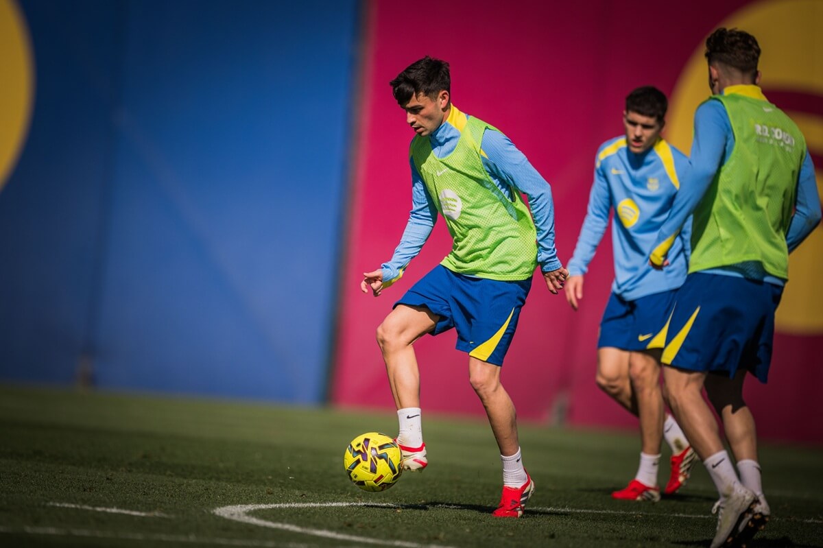 Pedri trên sân tập