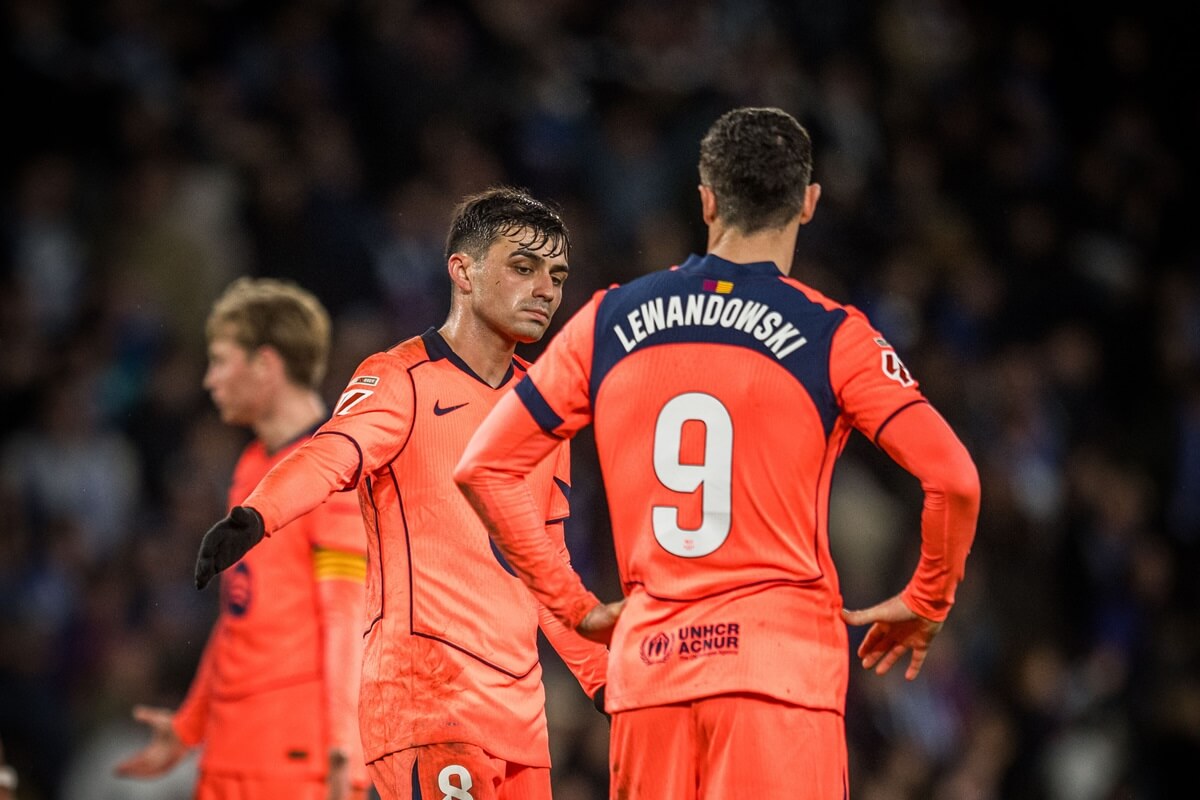 Pedri và Lewandowski buồn bã sau thất bại