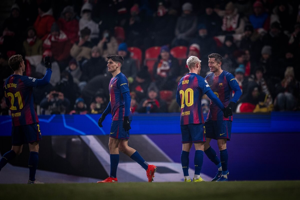 Robert Lewandowski ghi bàn vào lưới Slavia Prague