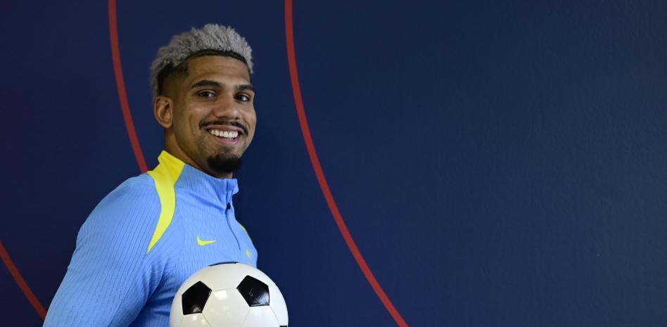 Ronald Araujo tri ân Deco, Flick và Laporta: "Họ đã hành xử thật tuyệt vời"