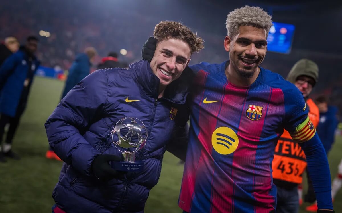 Ronald Araujo chúc mừng Fermin Lopez sau trận gặp Slavia Prague