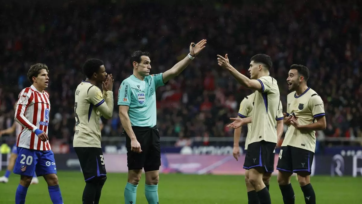 Trọng tài từ chối bàn thắng của Cubarsi sau khi tham khảo VAR