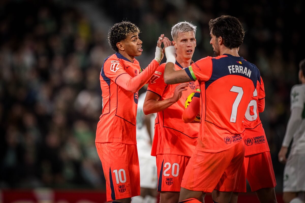 Lamine Yamal ăn mừng bàn thắng cùng Dani Olmo và Ferran Torres