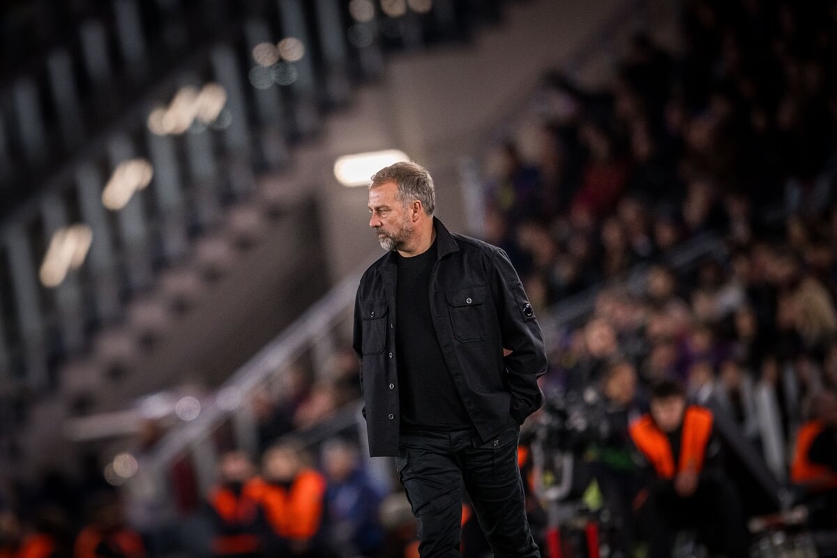 HLV Hansi Flick ở trận thắng Atletico Madrid