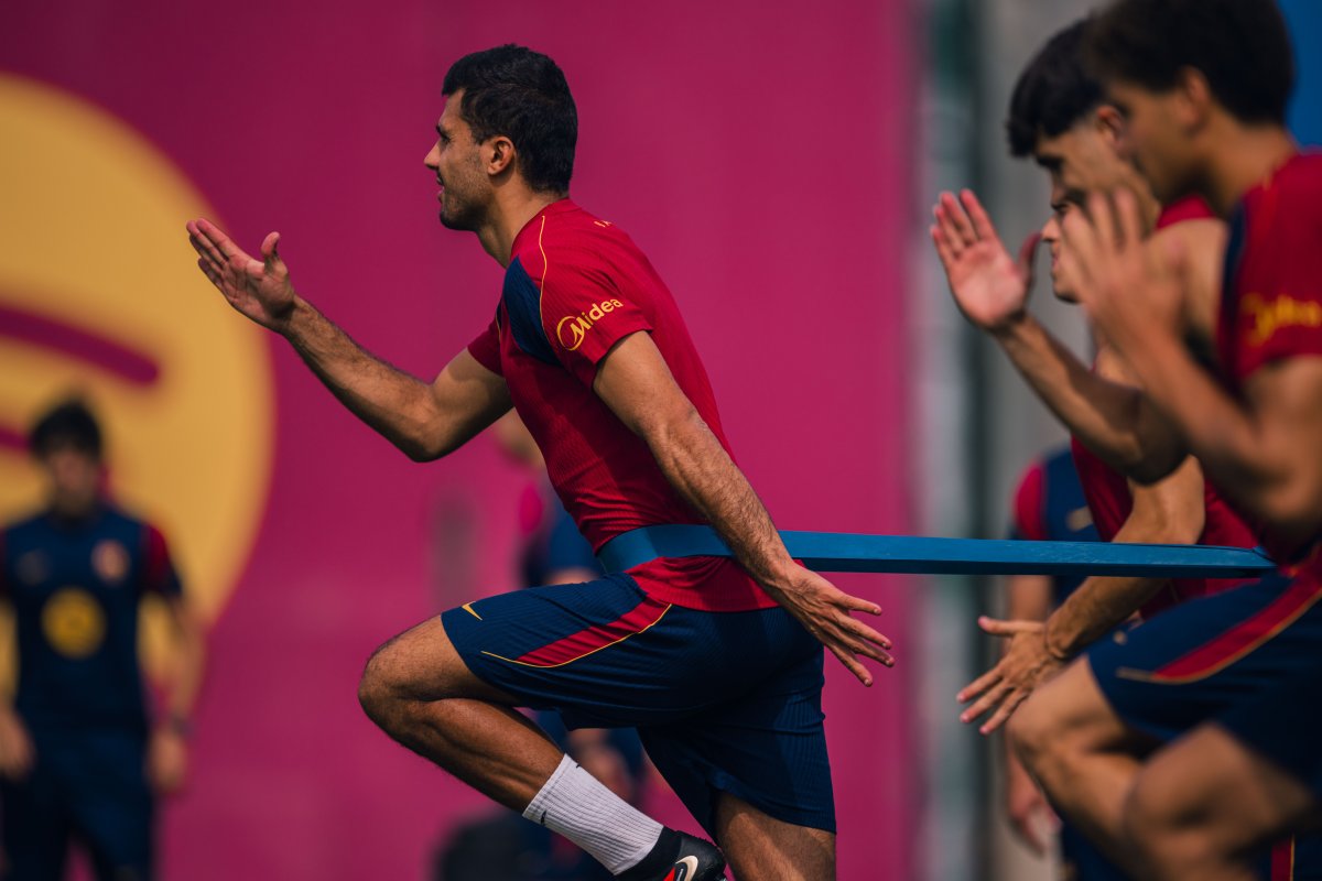 Barcelona hội quân trở lại sau chiến thắng đậm, Rodri hoàn thành trọn vẹn buổi tập
