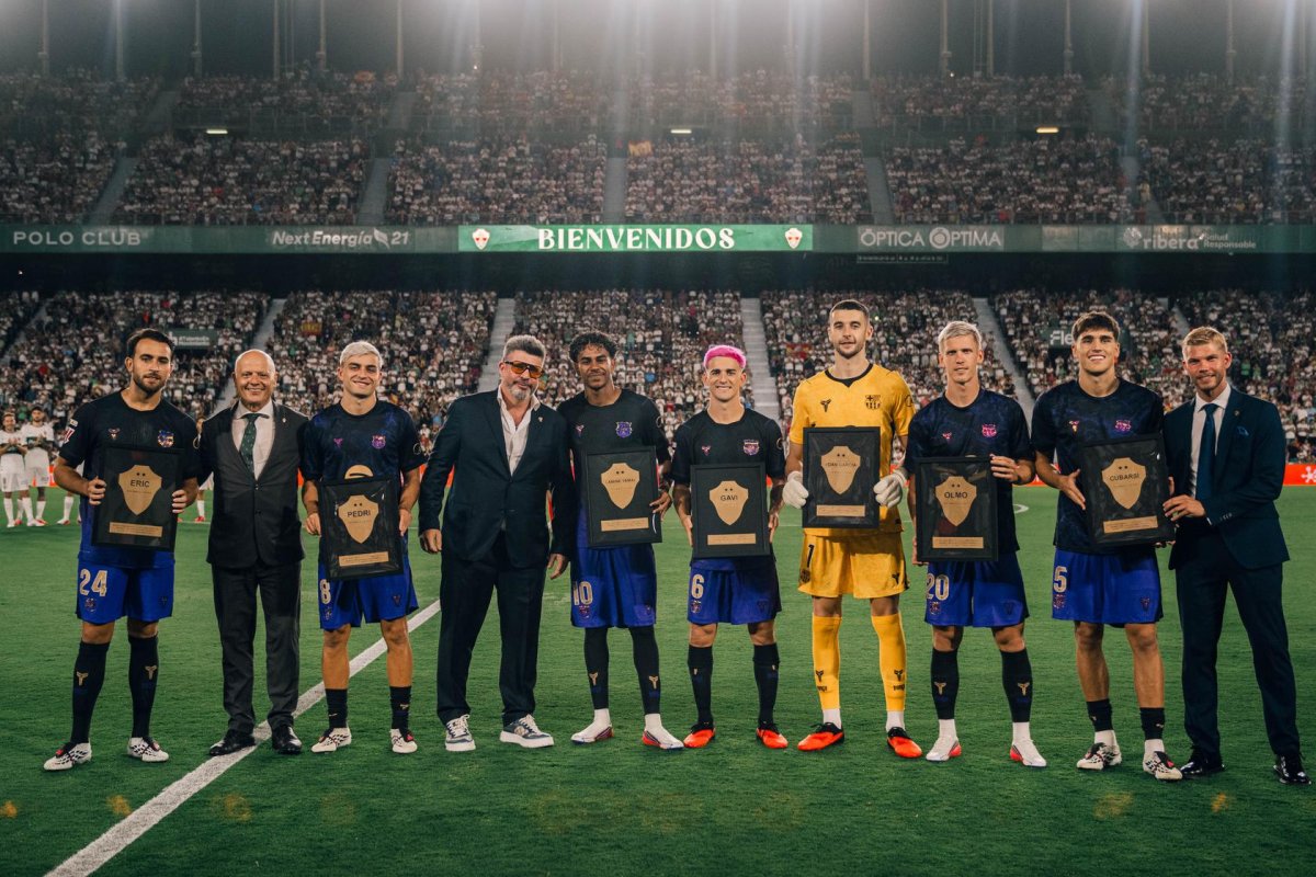Barcelona và Elche vinh danh huyền thoại Marcial Pina cùng dàn sao vô địch thế giới