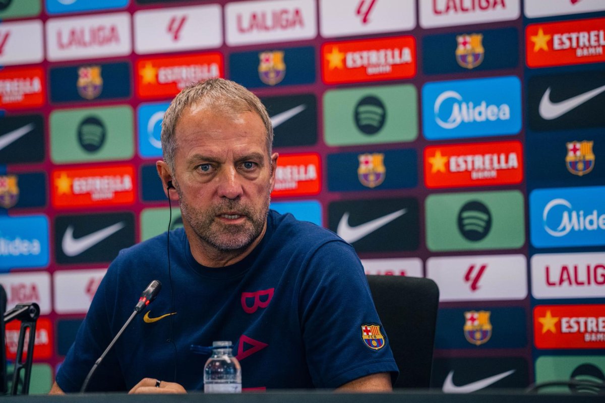 Hansi Flick tự tin vào chất lượng đội hình Barcelona trước chuyến làm khách đến Mestalla