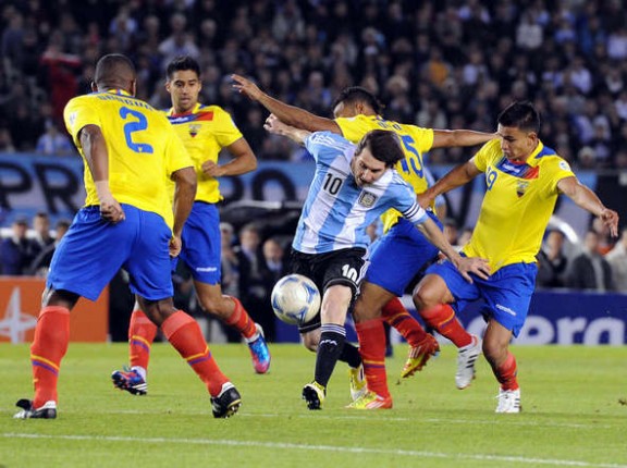 Messi trong vòng vây các cầu thủ Ecuador Messi trong vòng vây các cầu thủ Ecuador