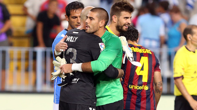 Victor Valdes ôm Willy