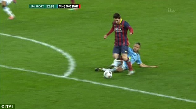 Trọng tài đã đúng khi rút thẻ đỏ Demichelis