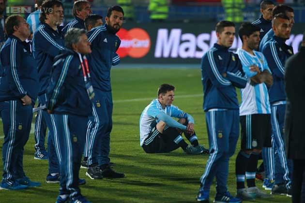 Messi chìm trong nỗi buồn khi thua Chile