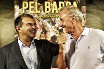 Johan Cruyff và Joan Laporta trong buổi ra mắt cuốn sách